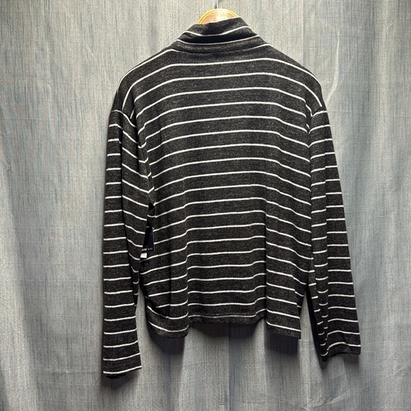 Runaway Bay Striped Black and White light Sweater size XL NWT - Picture 4 of 5